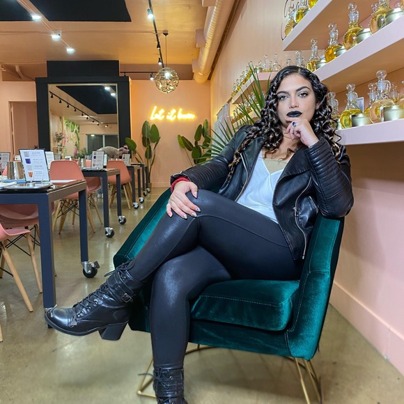 Meet your Posher, Alexandra - Picture 1 of 1